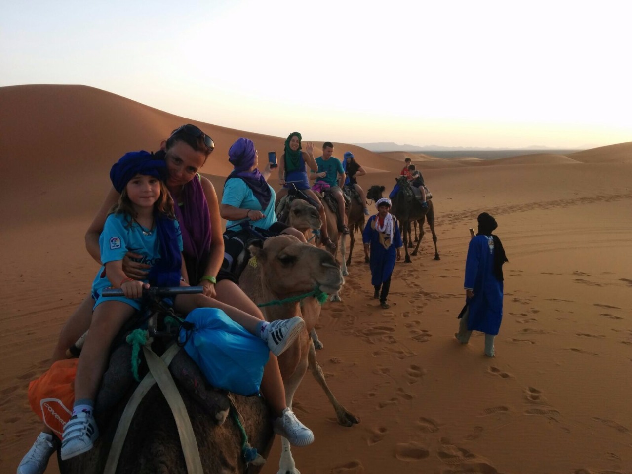 Paseo en camello con niños